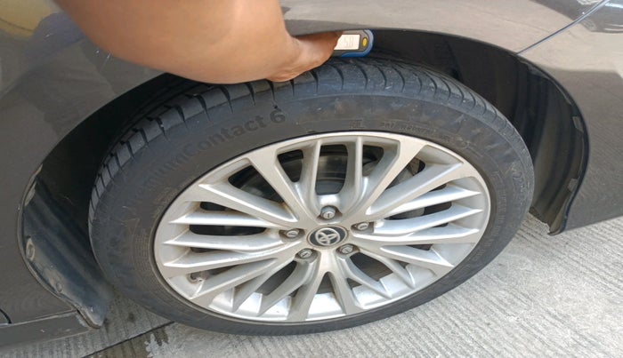 2020 Toyota Camry HYBRID, Hybrid, Automatic, 53,547 km, tyre