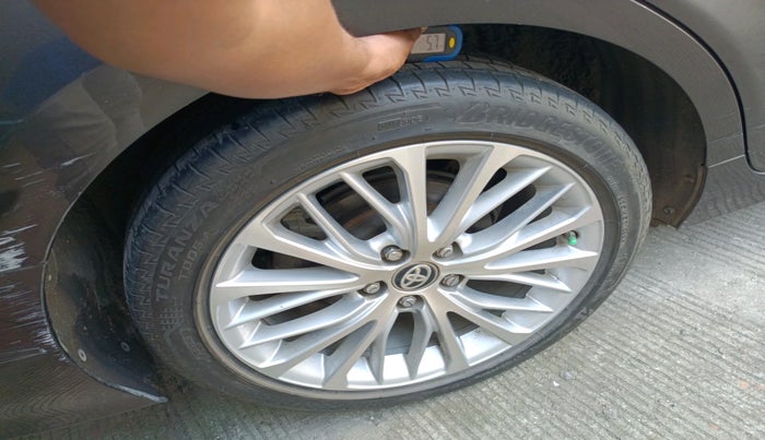 2020 Toyota Camry HYBRID, Hybrid, Automatic, 53,547 km, tyre