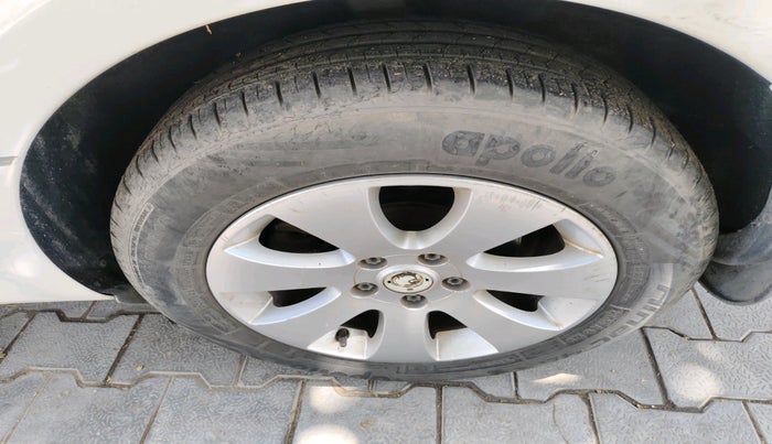 2013 Skoda Superb ELEGANCE 2.0 TDI CR AT, Diesel, Automatic, 1,07,925 km, tyre