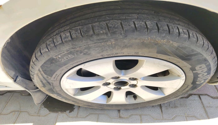 2013 Skoda Superb ELEGANCE 2.0 TDI CR AT, Diesel, Automatic, 1,07,925 km, tyre