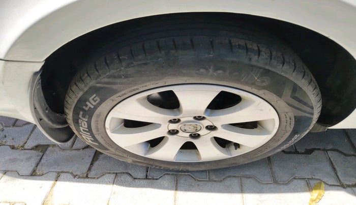 2013 Skoda Superb ELEGANCE 2.0 TDI CR AT, Diesel, Automatic, 1,07,925 km, tyre