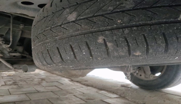 2014 Toyota Innova 2.5 GX 7 STR, Diesel, Manual, 1,15,493 km, tyre