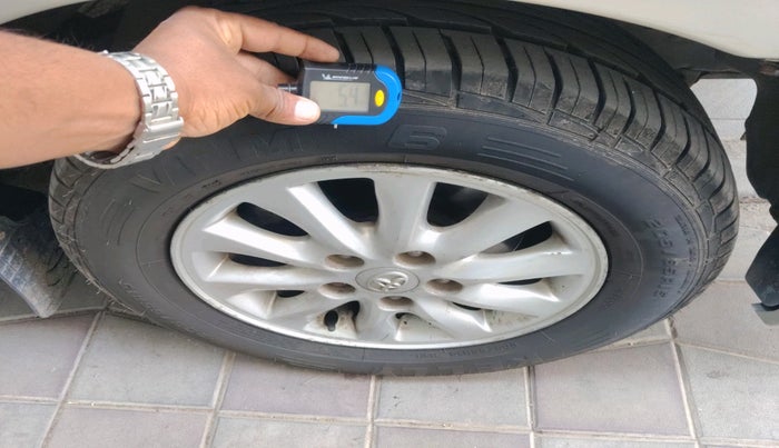 2014 Toyota Innova 2.5 GX 7 STR, Diesel, Manual, 1,15,493 km, tyre