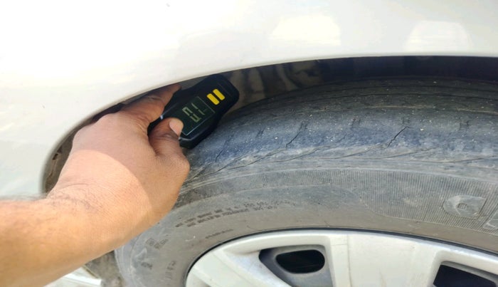 2011 Volkswagen Vento TRENDLINE 1.6, Petrol, Manual, 30,807 km, tyre