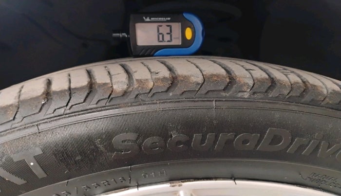 2011 BMW 3 Series 320d, Diesel, Automatic, 1,10,314 km, tyre