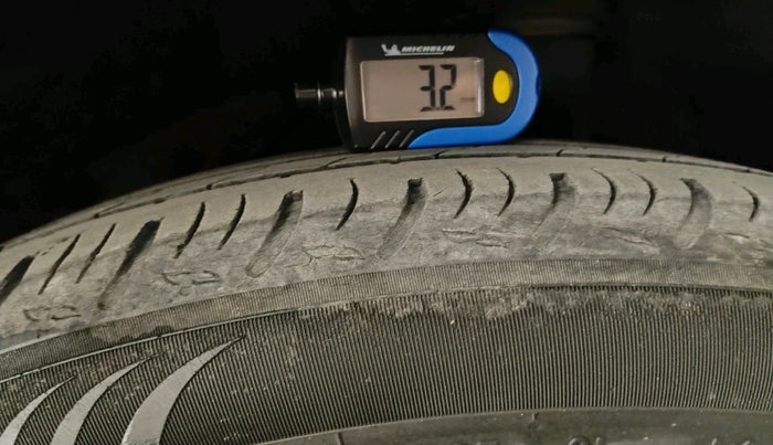 2011 BMW 3 Series 320d, Diesel, Automatic, 1,10,314 km, tyre