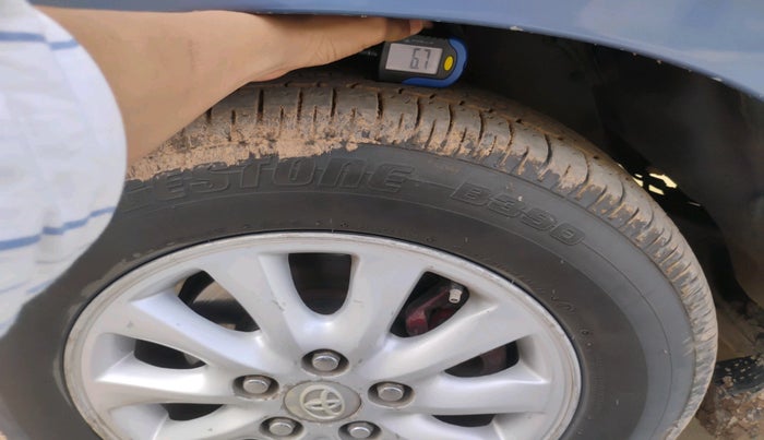 2014 Toyota Innova 2.5 VX 8 STR, Diesel, Manual, 2,72,981 km, tyre