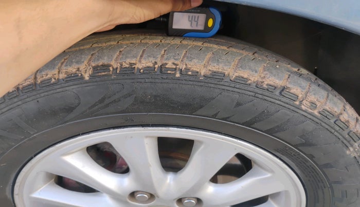 2014 Toyota Innova 2.5 VX 8 STR, Diesel, Manual, 2,72,981 km, tyre