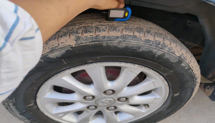 2014 Toyota Innova 2.5 VX 8 STR, Diesel, Manual, 2,72,981 km, tyre