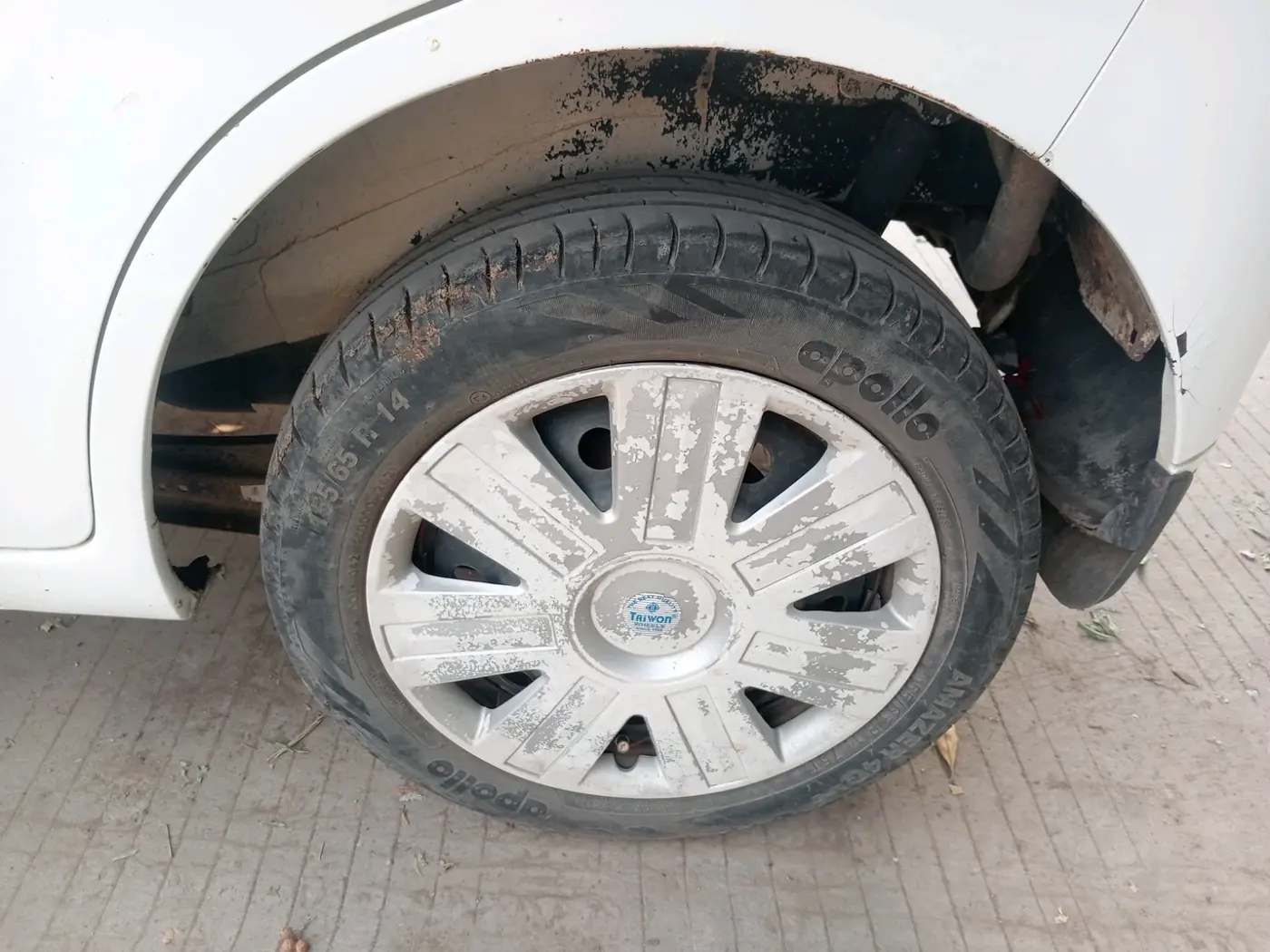 2015 Maruti Wagon R 1.0 VXI, CNG, Manual, 95,638 km, tyre
