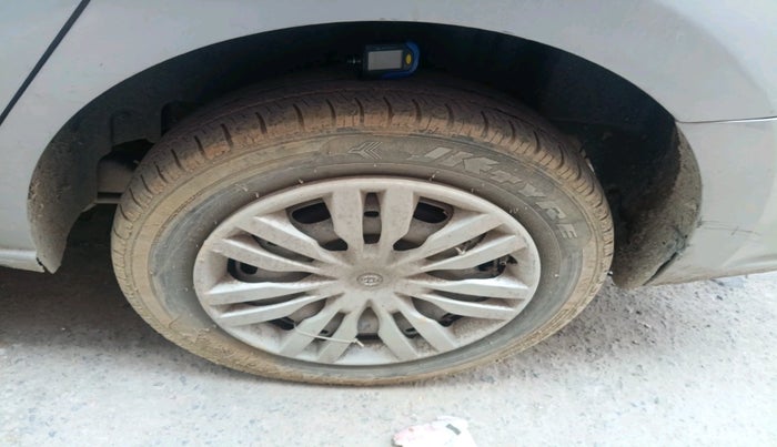 2013 Volkswagen Vento COMFORTLINE 1.6, CNG, Manual, 1,45,508 km, tyre