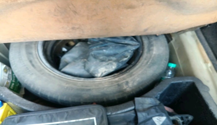 2013 Volkswagen Vento COMFORTLINE 1.6, CNG, Manual, 1,45,508 km, tyre