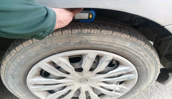 2013 Volkswagen Vento COMFORTLINE 1.6, CNG, Manual, 1,45,508 km, tyre