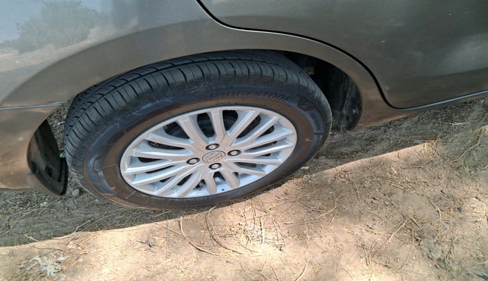 2019 Maruti Dzire ZXI, Petrol, Manual, 2,51,486 km, tyre