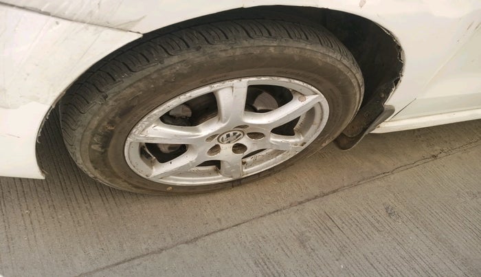 2013 Volkswagen Vento HIGHLINE 1.6 MPI, Petrol, Manual, 1,49,015 km, tyre