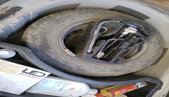 2013 Volkswagen Vento HIGHLINE 1.6 MPI, Petrol, Manual, 1,49,015 km, tyre