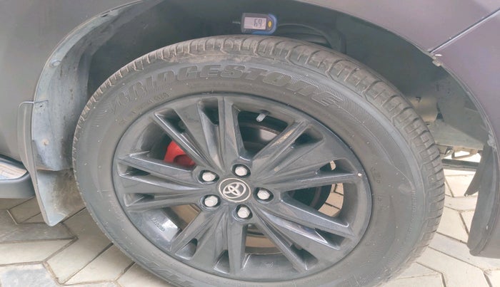 2016 Toyota Innova Crysta 2.4 ZX 7 STR, Diesel, Manual, 1,69,245 km, tyre