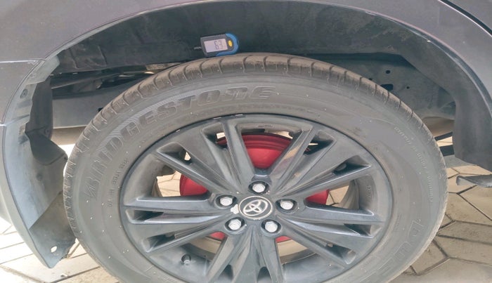 2016 Toyota Innova Crysta 2.4 ZX 7 STR, Diesel, Manual, 1,69,245 km, tyre