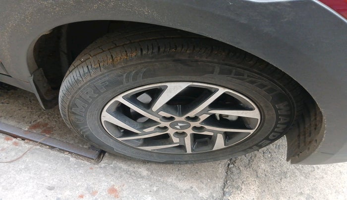 2024 Mahindra XUV 3XO AX5 1.2 L TCMPFi, Petrol, Manual, 9,424 km, tyre