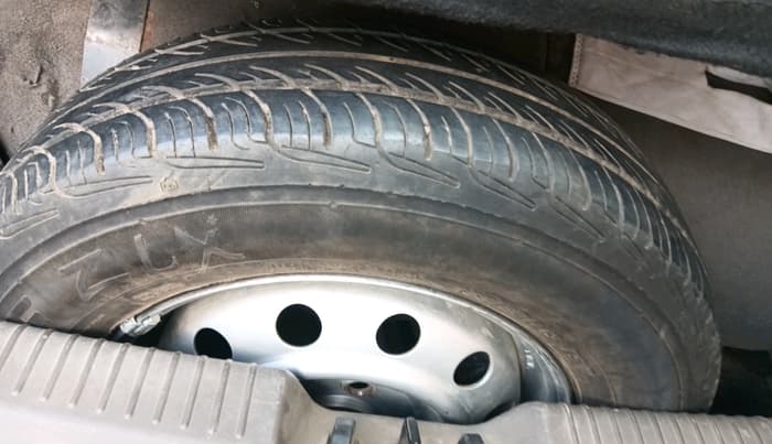 2013 Hyundai i10 ERA 1.1, CNG, Manual, 1,33,202 km, tyre