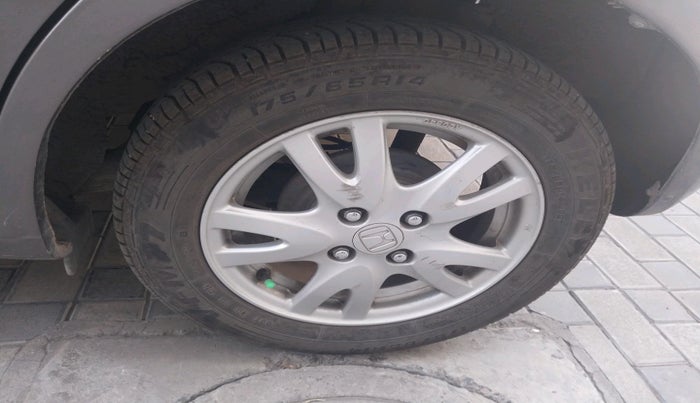 2015 Honda Brio VX MT, Petrol, Manual, 1,25,202 km, tyre