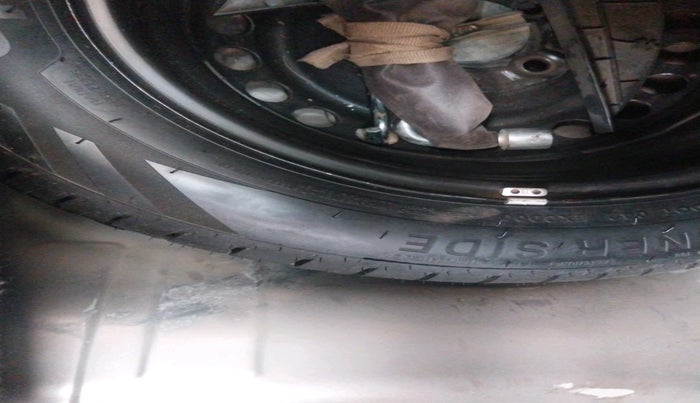 2015 Honda Brio VX MT, Petrol, Manual, 1,25,202 km, tyre