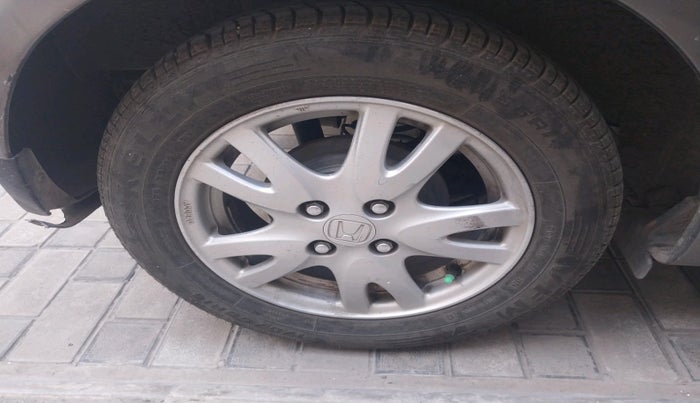 2015 Honda Brio VX MT, Petrol, Manual, 1,25,202 km, tyre