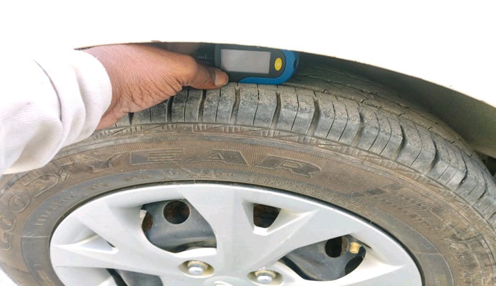 2014 Hyundai Grand i10 SPORTZ 1.1 CRDI, Diesel, Manual, 1,08,381 km, tyre