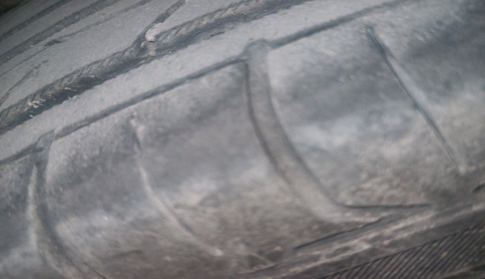 2013 Hyundai i10 MAGNA 1.2, Petrol, Manual, 1,08,433 km, tyre