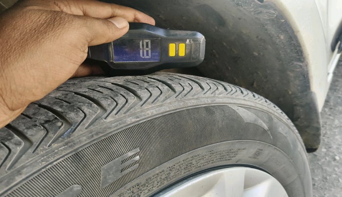 2021 Maruti Swift VXI, Petrol, Manual, 1,21,582 km, tyre