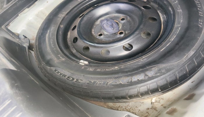 2021 Maruti Swift VXI, Petrol, Manual, 1,21,582 km, tyre