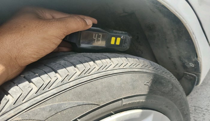 2021 Maruti Swift VXI, Petrol, Manual, 1,21,582 km, tyre