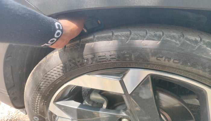 2022 Hyundai ALCAZAR PLATINUM (O) 6STR 2.0 AT, Petrol, Automatic, 34,764 km, tyre