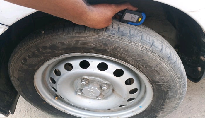 2015 Hyundai Xcent BASE 1.2, CNG, Manual, 1,77,716 km, tyre