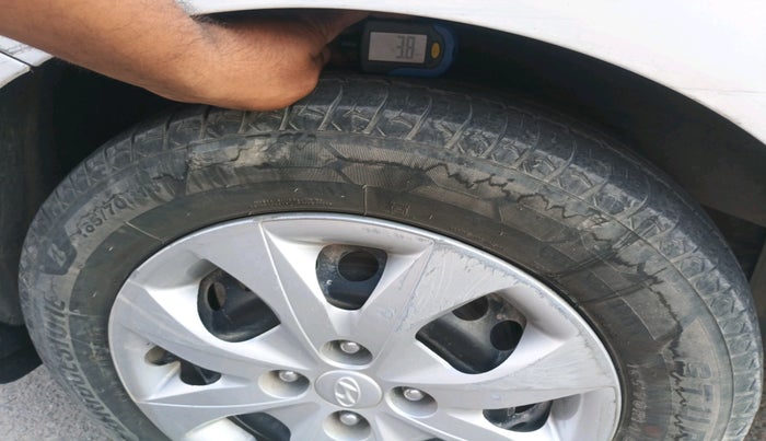 2015 Hyundai Xcent BASE 1.2, CNG, Manual, 1,77,716 km, tyre