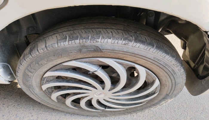 2016 Maruti Ertiga VXI CNG, CNG, Manual, 71,330 km, tyre