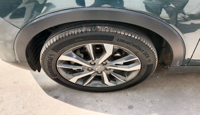 2021 Mahindra XUV300 W8 (O) 1.2 PETROL AMT, Petrol, Automatic, 90,532 km, tyre