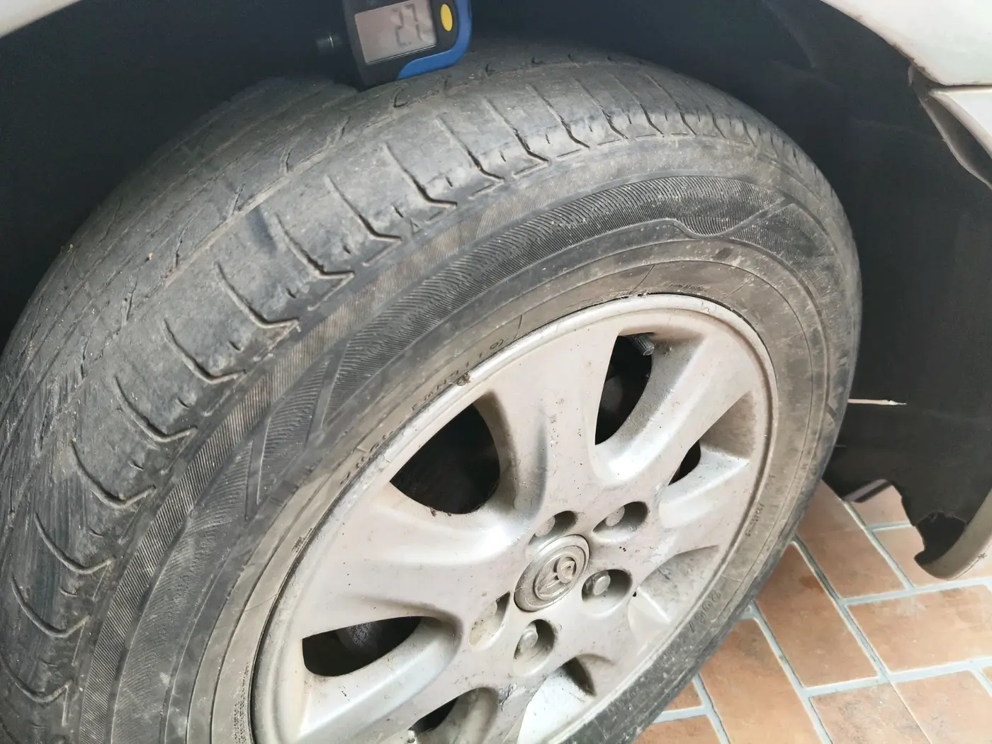 2003 Toyota Camry V1, Petrol, Manual, 2,48,841 km, tyre