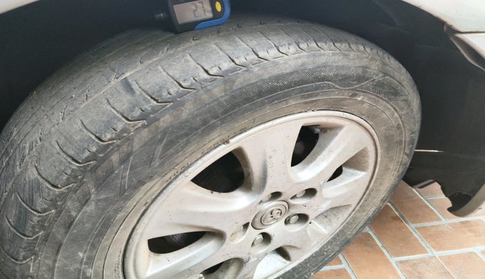 2003 Toyota Camry V1, Petrol, Manual, 2,48,841 km, tyre