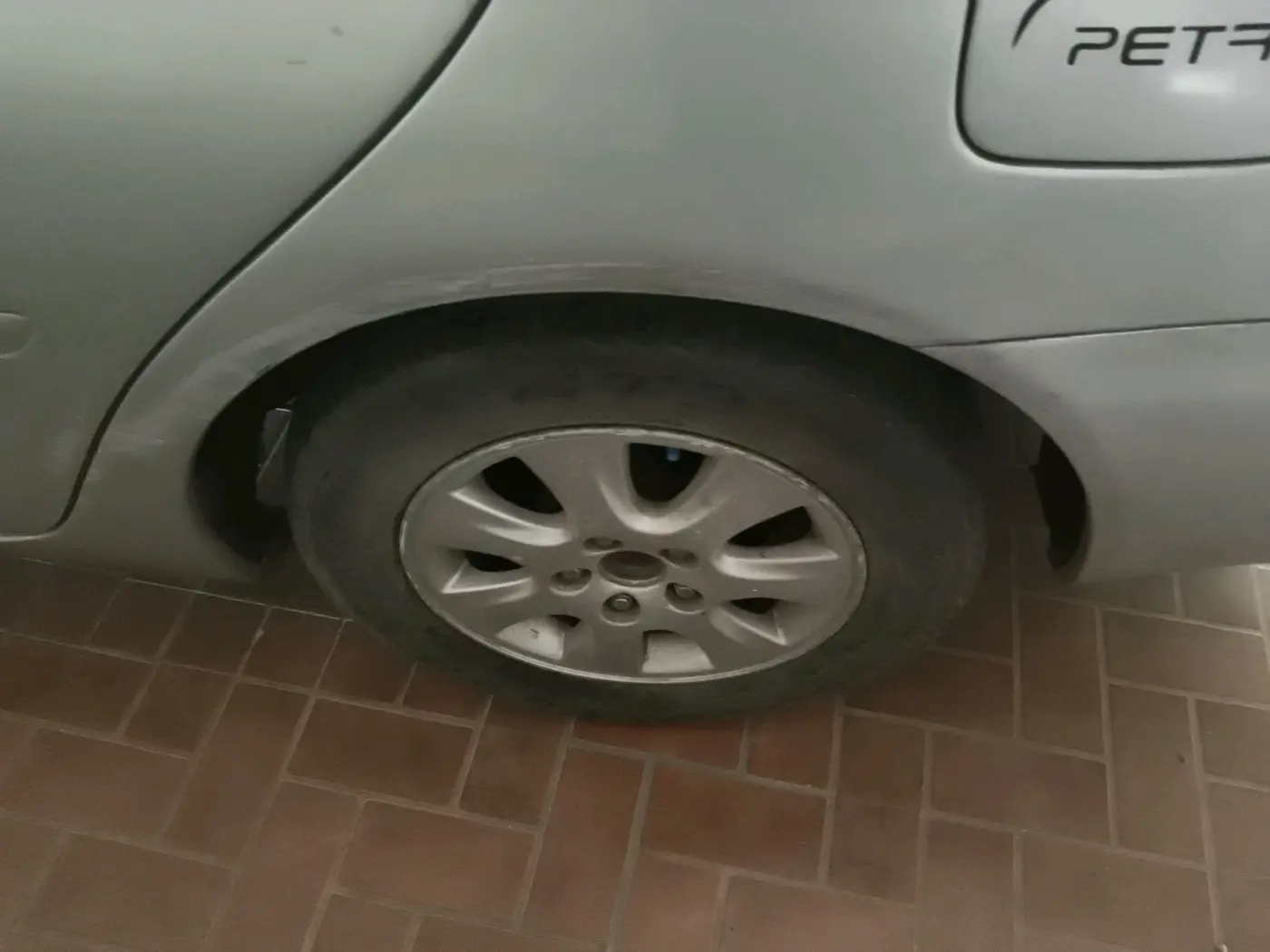 2003 Toyota Camry V1, Petrol, Manual, 2,48,841 km, tyre