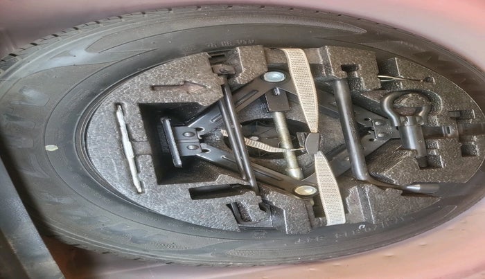 2017 Volkswagen Polo HIGHLINE1.2L, Petrol, Manual, 66,480 km, tyre