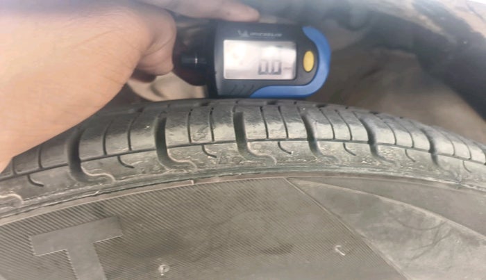 2014 Hyundai i10 SPORTZ 1.1, CNG, Manual, 1,57,983 km, tyre