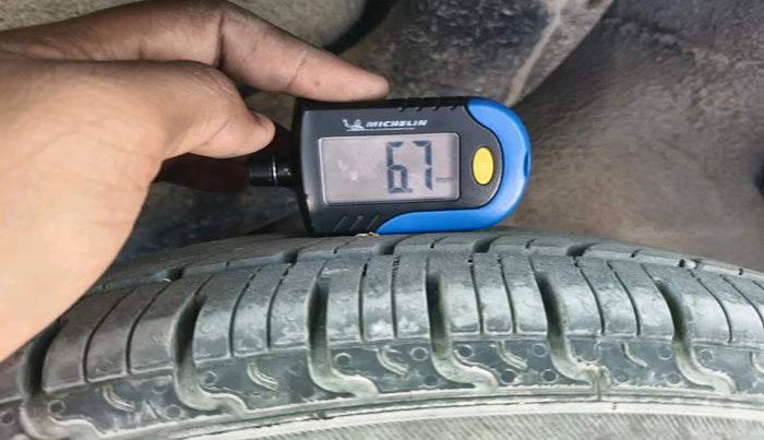 2014 Hyundai i10 SPORTZ 1.1, CNG, Manual, 1,57,983 km, tyre