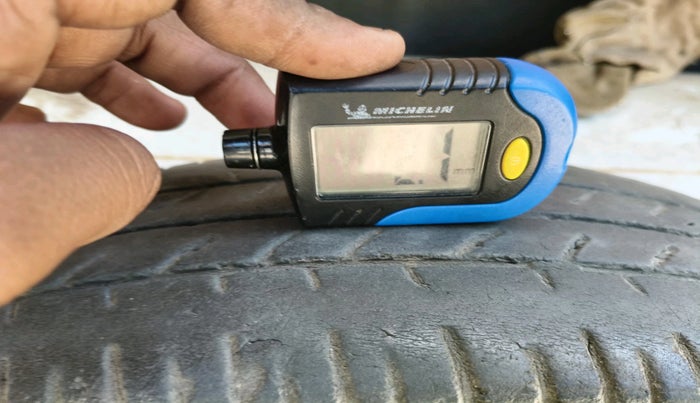 2014 Hyundai i10 SPORTZ 1.1, CNG, Manual, 1,57,983 km, tyre