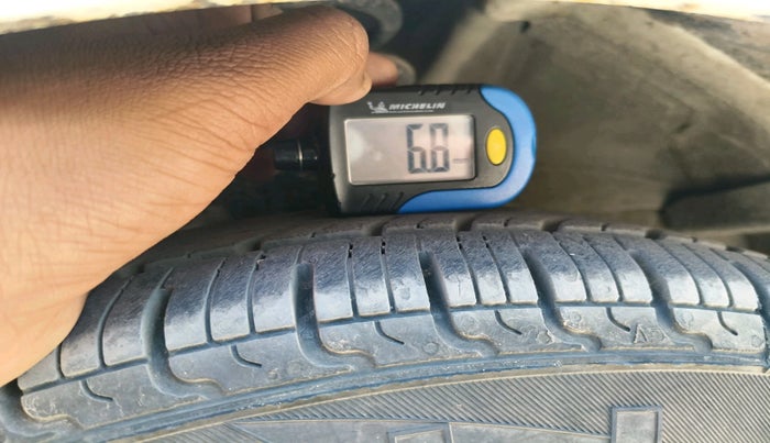 2014 Hyundai i10 SPORTZ 1.1, CNG, Manual, 1,57,983 km, tyre