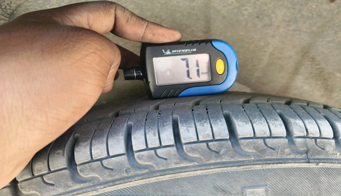 2014 Hyundai i10 SPORTZ 1.1, CNG, Manual, 1,57,983 km, tyre