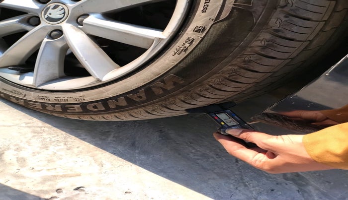 2015 Skoda Superb ELEGANCE 1.8 TSI AT, Petrol, Automatic, 72,812 km, tyre