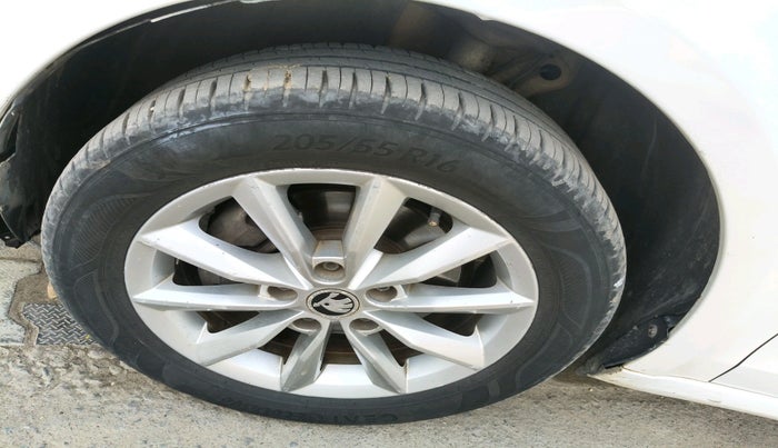 2015 Skoda Octavia ELEGANCE 2.0 TDI AT, Diesel, Automatic, 1,61,887 km, tyre