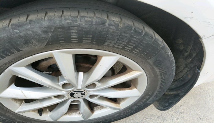 2015 Skoda Octavia ELEGANCE 2.0 TDI AT, Diesel, Automatic, 1,61,887 km, tyre