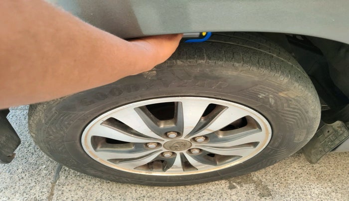 2015 Toyota Innova 2.5 VX 7 STR, Diesel, Manual, 1,58,153 km, tyre